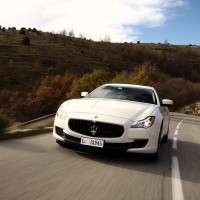 奔驰E级后排座椅腿部支撑充足,属于同级车型中