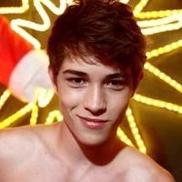 三首歌曲混在一起唱她竟然全部听出来,激烈的