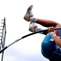 男子骑电动车带女友逆行,监控拍下这咎由自取