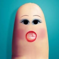 荒野求生:贝爷少吃多餐,小鱼苗不能错过,整条吃