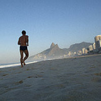 荒野行动:碰见落在房顶的空投,小咖急中生智找