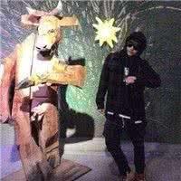 花姐和广东雨神在街头卖唱,路人凑巧路过,被雨