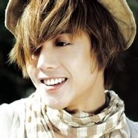 王源演唱《我们不一样》笑场,原因和一个女生