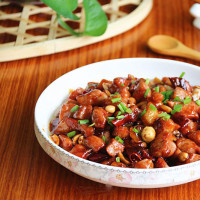 一群德国牧羊犬幼崽吃生肉啃骨头,这伙食不错