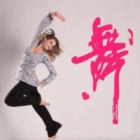 美女白短裙跳广场舞,最喜欢看了