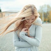 搞笑视频:小妹拿大勺子挖嫂子的西瓜吃,姐姐看