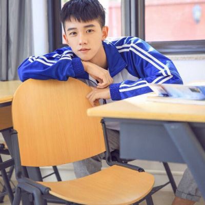 吃播大胃王:韩国美女欧尼吃播泡菜炖鸡爪+寿司