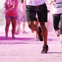 漂亮小女孩来宿舍送礼物,7岁男孩马上耍帅表现