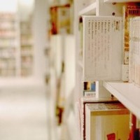 和美女玩牌猜大小,从头输到尾,最后一把赢了自