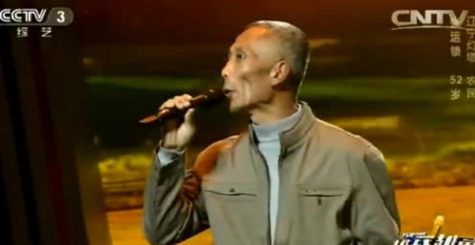 农村大爷上央视,一首歌唱完,评委直呼高手在民间