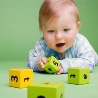 少儿早教 小鸭子们在玩踢足球,看谁能把足球踢