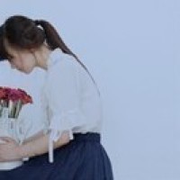 穿着古装的美女在家中弹奏古筝歌曲《发如雪》