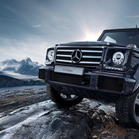 老中医帮金发美女推拿按摩,安抚身体,减轻生理