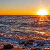 Angelababy穿深V吊带裙走红毯,变娇羞小女人