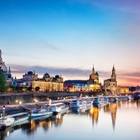 可爱美女坐桥上演唱亲爱的心痛,声音婉转,好听