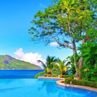 我的体育老师:王晓晨泳装躺在睡椅上,几个男的