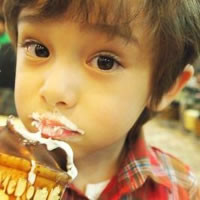 大太阳在草地里蹲马步的女孩