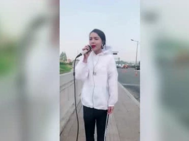 流浪歌手小曼演唱《听心》网友:演唱用心,听着