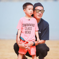 冯小刚打电话居然一口河南话,这是什么情况?