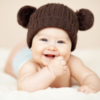 少儿益智早教动画:可爱宝宝爬山坡玩彩色足球