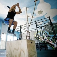 少儿早教益智动画,小男孩开小汽车追击坏人小