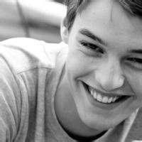 张嘉译走路视频都传疯了!带上背景音乐,真是帅