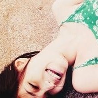 现代简约风沙发背景墙,木饰面板镶嵌不锈钢条