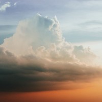 女生大晚上假装贞子恶搞男朋友,男朋友表情笑