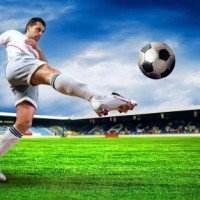 这个妹子的台球打的有点好,一杆清台相当随意