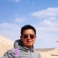 刘和刚跪在母亲身边为母亲唱最后一支歌拉住