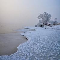 美女打了男友耳光,男友委屈哭了,美女自责不已