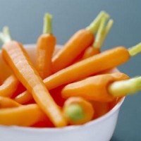 章子怡带女儿醒醒与刘嘉玲聚会, 53岁刘嘉玲气