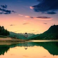 女司机穿高跟鞋这样踩油门的,怪不得老出事故