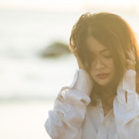 《谈判官》秦天宇秒变商碧晨仆人,给脱鞋,还给