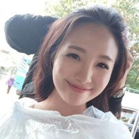 家里有个小宝贝豆豆呀喜欢摸肚皮睡觉觉