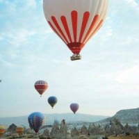 范冰冰拍新片纯洁似少女 举范丞丞应援扇子随