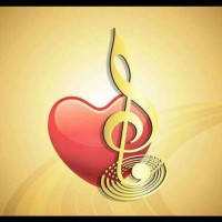 街头女歌手翻唱《拥抱着你离去》歌声响亮好听