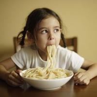 大胃王狂吃完一大锅饺子泡面,吃完胃都被撑破