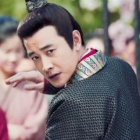 探柯南,小兰和柯南一起走鬼屋!小兰吓的抱紧柯