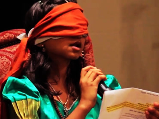 印巴边境升旗仪式:用眼神对视,还来跺脚,恐怖!