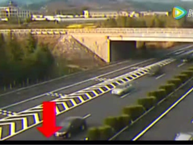 高速错过出口,为了不压导流线,女司机这样玩,后