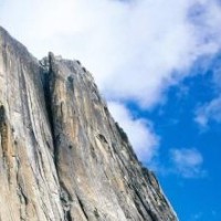 街头搭讪美女被拒绝扛在肩上拔腿就跑