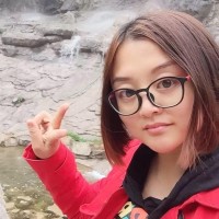 二爸家里修房子,农村婆媳一起和泥,公公当起瓦