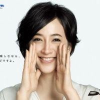 热汤洒在身上没反应, 女子看穿老爸鬼上身,