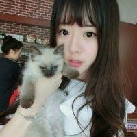 刚出生的小猴子,妈妈不愿喂奶,把它抛到一边看