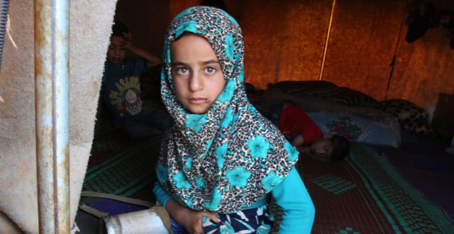 叙利亚8岁女童用锡罐当"腿" 梦想安假肢走路上学