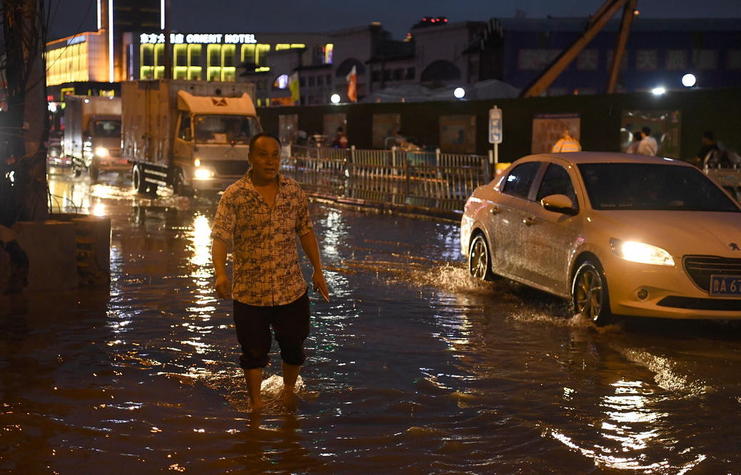 济南遭遇持续强降雨 多路段积水严重"一片汪洋"
