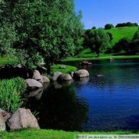 搞笑!身体埋在沙滩,被人踩过!整蛊路人!开心恶