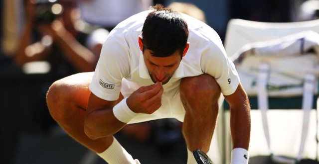 小德延续温网夺冠庆祝传统 品尝一口夺冠幸运草地