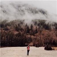 酸甜苦辣小夫妻:大美女脚脖子崴了,小男人背着